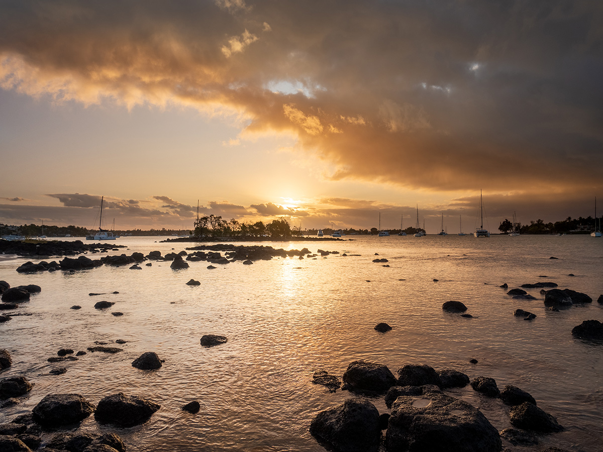 Coucher de soleil sur le port de Grand Baie