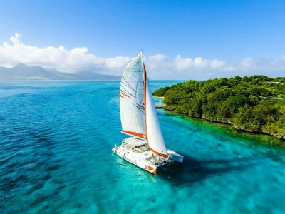 Catamaran sur l'ïle aux Bénitiers