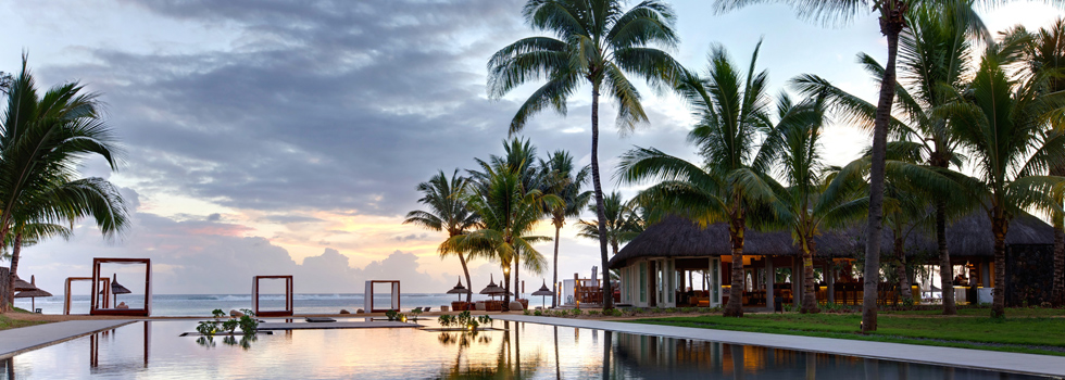 La piscine de l'hôtel Outrigger Mauritius Resort & Spa