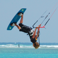 Kitesurfeuse en pleine figure