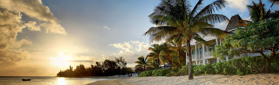 plage de l'ile maurice avec soleil couchant